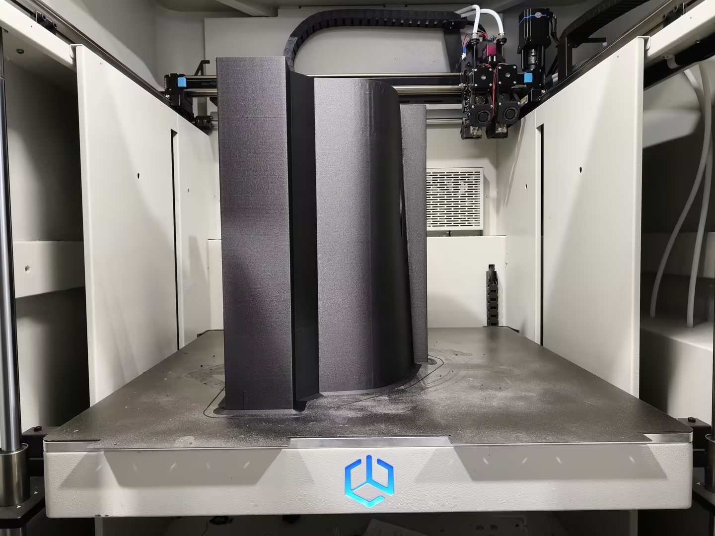 CreatBot D1000 Pro HS 正在打印潜艇中段标准船体结构